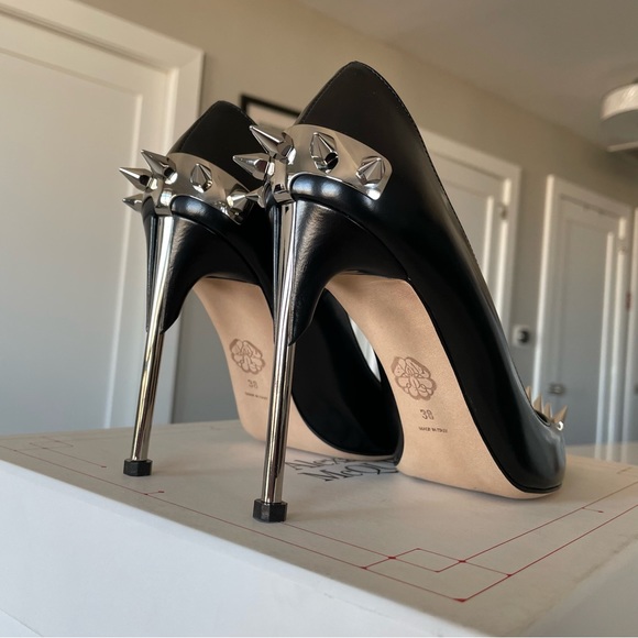 Alexander McQueen Spike-Embellished Leather Pumps - Picture 11 of 13